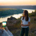 Una niña es fotografiada con un teléfono inteligente